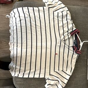 It’s a polo by Ralph Lauren vintage white with blue stripes